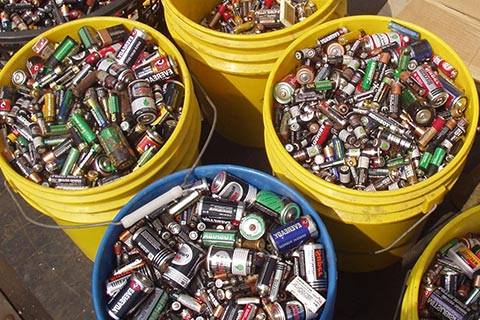 哈密高价叉车蓄电池回收-旧电瓶多少钱回收